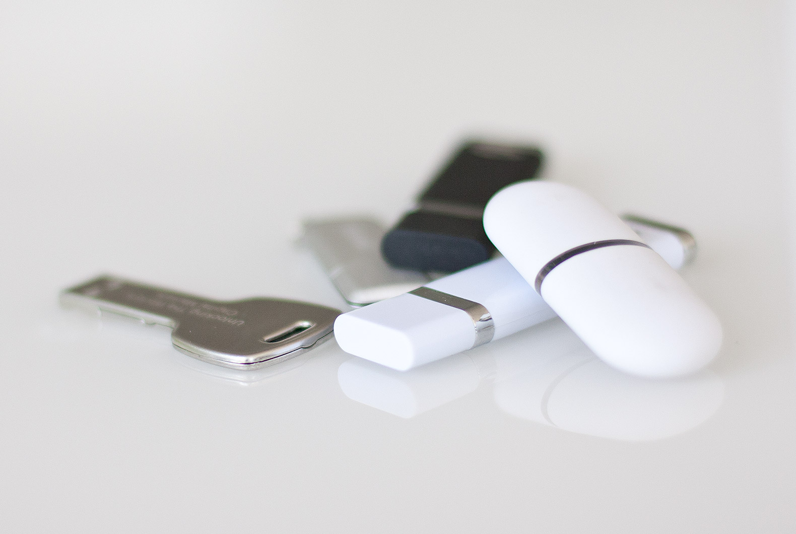 Medienproduktion für CDs, DVDs, USB-Sticks, Drucksachen Geschäftsausstattung wie Visitenkarten, Briefpapier, Werbemittel und Verpackungen